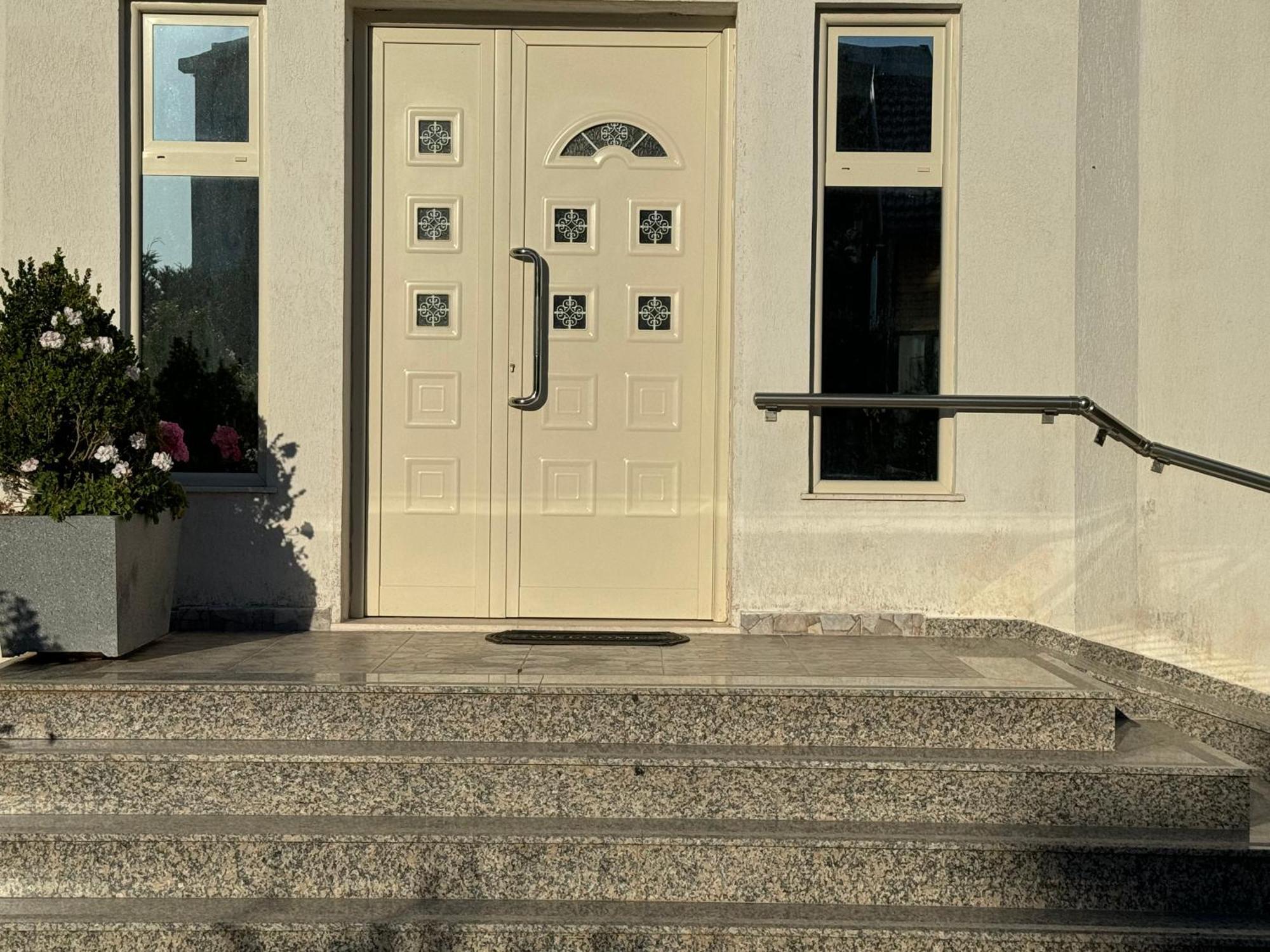Kunevain Guest House Лежа Экстерьер фото